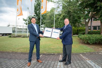 Doppelsieg für trans-o-flex: Wolfgang P. Albeck, CEO des Expressdienstes (rechts), erhielt in diesem Jahr gleich zwei Urkunden von EURODIS-Geschäftsführer Jens Reibold, für beste Qualität und besten Kundenservice / Bild: trans-o-flex