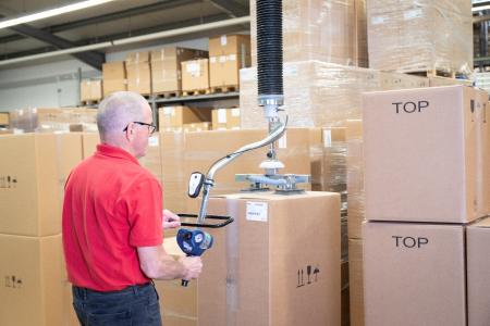 Macht das Arbeiten leichter - AERO-LIFT Schlauchheber transportiert zahntechnische Produkte bei der Renfert GmbH