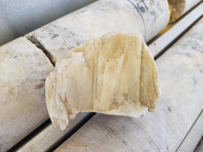 Spodumenmineral vom Manono-Projekt; Foto: AVZ Minerals
