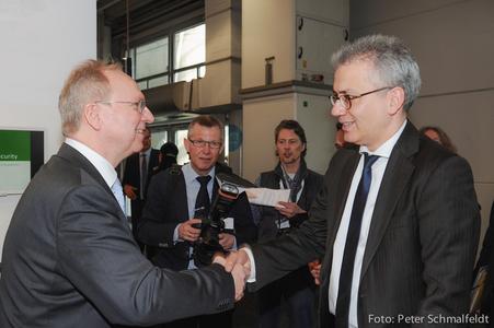 Wirtschaftsminister Al Wazir besucht UBL auf der CeBIT 2015