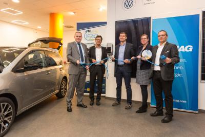 WEMAG-Vertriebsleiter Michael Hillmann, stellvertretender Oberbürgermeister Bernd Nottebaum, Unternehmer Jens Ahnefeld, Referentin für Elektromobilität aus dem Energieministerium Monique Ziebarth und Landesinnungsmeister Olaf von Müller (v. l.) eröffnen den ersten e-laden Mecklenburg-Vorpommerns in der Schweriner Marienplatz-Galerie. Foto: WEMAG/Stephan-Rudolph-Kramer