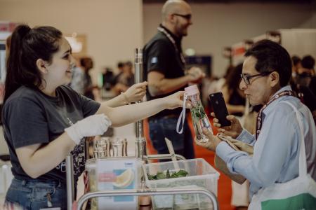 Superfrisches optimiertes, mineralisiertes Wasser von BWT water+more mit Functional Bio-Herb-Infusion sorgte für begehrte Frischekicks bei den Gästen der World of Coffee 2019 / Foto: Claudia Simchen