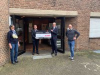 Scheckübergabe vor dem Eingang des Johannes-Hauses in Monheim. Von links: Petra Baumann (Vorstandsmitglied im SKFM), Dieter Pesch (Mitglied der Geschäftsleitung von Eplan), Rainer Reissner, Geschäftsführer der Rittal Foundation, sowie Caspar Offermann, Geschäftsführer des SKFM Monheim