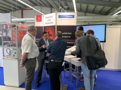 Der Vertriebsmitarbeiter Daniel Hayn erklärt den interessierten Besuchern wie mit der CeraCon-Technologie Wärmeprozesse abgebildet werden können