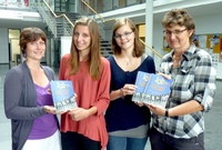 -	Kalender-Redakteurin Julia Friebe (l.) und die TU Gleichstellungsbeauftragte Silke Augustin (r.) überreichen Caroline Henkel und Lisa Marie Klemm vom Gymnasium Arnstadt als ersten Schülerinnen den Jobkalender 2011/2012