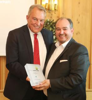 Laudator Thomas Roth überreicht den Deutschen Beteiligungspreis an Klaus Wolfermann, geschäftsführender Gesellschafter der PI Pro·Investor-Gruppe