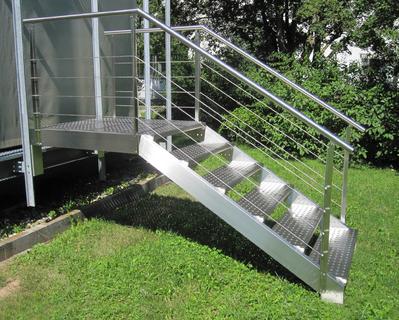 Praktisch, preiswert und schön: Von einem Industriedesigner entworfene Edelstahl-Außentreppe.