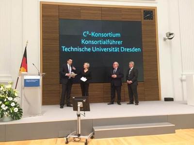 Dr. Frank Schladitz vom C³- Konsortium (links im Bild) nimmt den Preis entgegen
