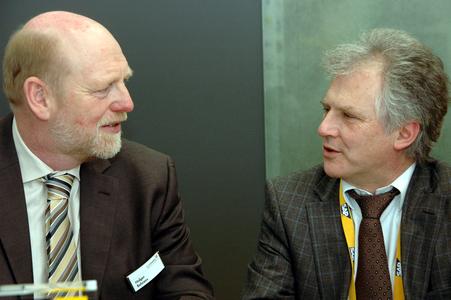 Branchenkenner unter sich: Die cormeta ag und die ISEnova GmbH bündeln ihr Know-how und werden ab sofort gemeinsam die mittelständische Getränkeindustrie verstärkt mit IT-Lösungen adressieren. Hier im Bild: cormeta Vorstand Holger Behrens (links) und Rolf Jankow, Geschäftsführer von ISEnova, auf der CeBIT 2010 während der Vertragsunterzeichnung.