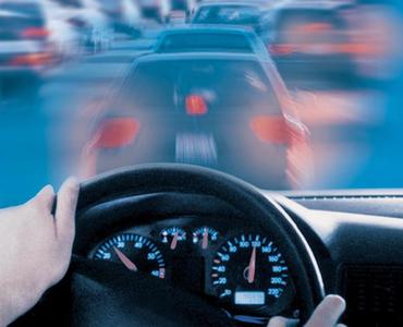 Nachlassende Sehkraft bedeutet beim Autofahren Gefahren für den Fahrer und andere Verkehrsteilnehmer. Augenoptiker raten daher zu speziellen Brillen für den Straßenverkehr.
