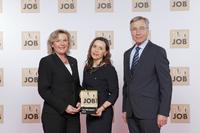 Verleihung des Top-Job-Siegels in Berlin: (v.l.n.r.) Anke Höfer (Vorstand CONET), Sabine Cox (Leiterin Personal CONET) sowie Top-Job-Schirmherr und Bundeswirtschaftsminister a.D. Wolfgang Clement (Foto: TOP JOB)