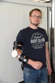 Johannes Wanner trägt einen Prototyp des Antriebs für das Exoskelett, welches an der Hochschule.jpg