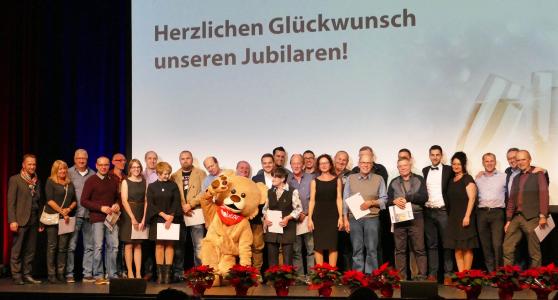 Höhepunkt bei der Jahresabschlussfeier der Firma Huber Kältemaschinenbau in der Reithalle war die Auszeichnung der Jubilare. 30 Mitarbeiterinnen und Mitarbeiter wurden für insgesamt 440 Jahre Betriebszugehörigkeit geehrt und erhielten eine Sonderprämie