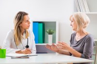 TÜV Rheinland hilft mit arbeitsmedizinischer Beratung, Berufskrankheiten vorzubeugen. (TÜV Rheinland/Shutterstock)