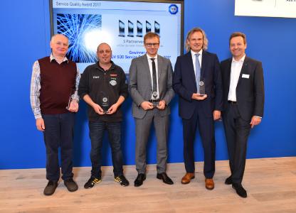 Starke Partner für mehr Sicherheit im Verkehr: die Gewinner des TÜV SÜD Service Quality Awards 2017: V. l. n. r.: Karl-Heinz Bühler, Inhaber, Autohaus Bühler Sweden Car (Platz 1), Jürgen Wolz, Mitglied der Geschäftsleitung TÜV SÜD Auto Service GmbH