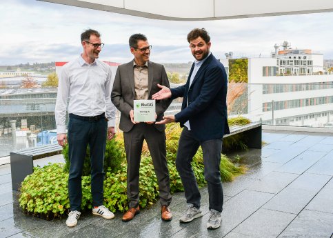 Bauder_BuGG Gründach des Jahres 2025_Übergabe Michael Duss Gunter Mann Tim Bauder.JPG