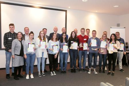 Ein starkes Team: Mit ihrer Produktidee einer witterungsbeständigen Brille schafften es die Auszubildenden von Rolf Benz in Nagold auf den ersten Platz des Junior Manager Contest Nordschwarzwald