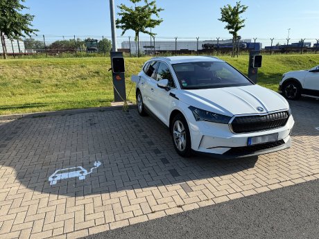 Elektro-Dienstwagen an Ladesäule-R-300dpi.jpg