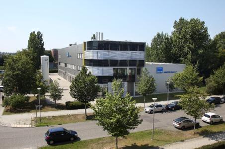 Gebäude der JENOPTIK Diode Lab in Berlin, Deutschland, Sparte Healthcare & Industry HCI, Diodenlaser-Fertigung, Gebäude im Wissenschafts- und Technologiepark Berlin-Adlershof / © Copyright: JENOPTIK AG