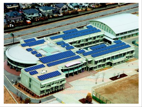 KyoceraSolar_Solaranlage auf japanischer Schule.jpg
