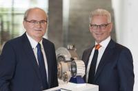 Das für den Deutschen Zukunftspreis 2018 nominierte Erfinderteam, v.l.n.r.: Thomas Bayer (Leiter Innovation Lab der WITTENSTEIN SE) und Dr. Manfred Wittenstein (Aufsichtsratsvorsitzender der WITTENSTEIN SE) (Copyright: Deutscher Zukunftspreis/Ansgar Pudenz)