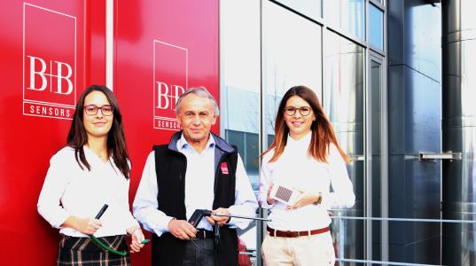 Geschäftsführer und Firmengründer Rudolf Boll begrüßt nun auch seine zweite Tochter, Evamaria Boll (rechts) als Mitglied in der Geschäftsführung. Sie folgt Ihrer Schwester, Kim-Chantal Boll (links), die schon seit 2014 neben Ihrem Vater in der Geschäftsführung tätig ist.