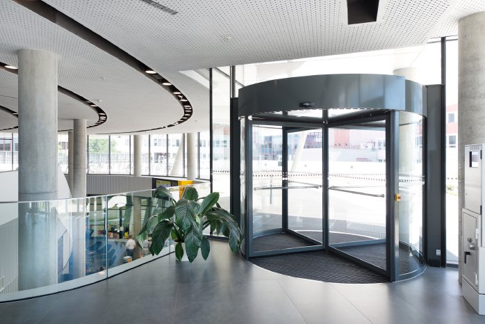 ÖAMTC_Zentrale_ _Mobilitaetszentrum_Aut-Karusselltür TSA 325 NT_Foyer_836327.jpg