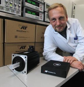 Auf die Piste, fertig, los: Fertigungsleiter Oliver Barth präsentiert das Steuerungsmodul "DRS Direct Force Pro" und den IndustrieServomotor, beides die Herzstücke eines Profi-Rennsimulators, für den SK-tronic seit zwei Jahren die Elektronik verbaut