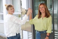 Stabwechsel im Online Marketing von SELVE: Regina Martella (re.) ist seit August für die digitale Vermarktung des Lüdenscheider Unternehmens verantwortlich. Sie folgt Christina Reitze (li.) nach, die sich im Bereich Event-Dekorationen selbstständig gemacht hat.  (Foto: SELVE)