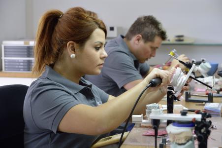 Während der Ausbildung zum Zahntechniker ist neben Präzision manuelle Geschicklichkeit sowie technisches Interesse gefragt, Foto: Handwerkskammer Region Stuttgart; Infos zu dem Beruf: https://www.azubitv.de/handwerksberufe/gesundheit-koerperpflege-reinigung/zahntechniker-in