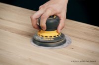 Schleifen Sie das Holz auf die gewünschte Körnung und stellen Sie sicher, dass die Oberfläche sauber und frei von Staub ist, bevor Sie mit dem Wässern beginnen.