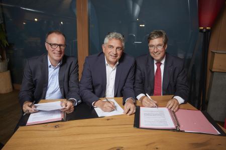 (von links): Symbolische Vertragsunterzeichnung – Dr. Markus Coenen, Mike Schuler (Vorstandsmitglieder Süwag) und Dr. Ulrich Kleine (Vorstand E-Werk Mittelbaden) trafen sich auf der Grinde-Hütte zur Gründung der gemeinsamen Netzgesellschaft Überlandwerk Mittelbaden