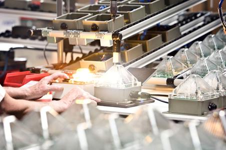 Blitzleuchtenproduktion bei Pfannenberg in Hamburg
