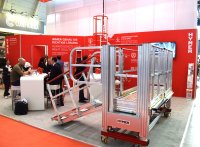 HYMER-Steigtechnik mit elektrischer Höhenverstellung. Der Zugang zur Bühne erfolgt über eine Treppe, die ihre Neigung je nach Arbeitshöhe automatisch anpasst. Sie kann auch digital über eine App gesteuert werden.