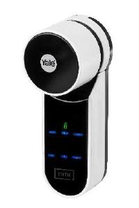 Der elektronische Schließzylinder ENTR® der Marke Yale öffnet die Haustür auch per Fernbedienung, Smartphone, Fingerabdruck oder PIN, Foto: ASSA ABLOY Sicherheitstechnik GmbH
