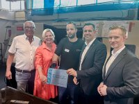 Erfolgreich von regioLab beraten: Alexander Skubowius, Fachbereichsleiter Wirtschafts- und Beschäftigungsförderung der Region Hannover (v.r.) und Niedersachsens Wirtschaftsminister Olaf Lies besuchen die Hilmer GmbH CNC-Technik: Die Geschäftsführenden Peter Hilmer (v.l.) und Heike Hilmer-Börner zusammen mit Mitarbeiter Nabil Ben Salah