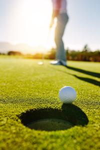 Virenfrei und gesundheitsfreundlich golfen: Mit Naturdesinfektion von Solenal (AdobeStock 164972708)