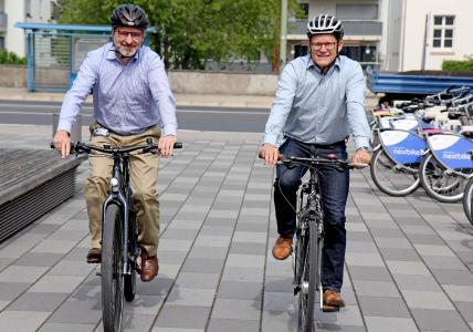 SMA Vorstandsprecher Jürgen Reinert, (rechts) und Ulrich Hadding, SMA Vorstand Finanzen, Personal und Recht, unterstützen den SMA Fahrradtag und freuen sich über viele Mitfahrer / Foto: SMA Solar Technology AG