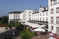 Edel und frisch, so wirkt das Hotel Schloss Reinhartshausen Kempinski, hier die Rückseite, mit der renovierten Fassade. Diese wurde mit der innovativen Farbe Caparol ThermoSan beschichtet, die Schmutz abweist und Algen und Pilzen keine Chance gibt (Foto: Caparol Farben Lacke Bautenschutz/Claus Graubner) Edel und frisch, so wirkt das Hotel Schloss Reinhartshausen Kempinski, hier die Rückseite, mit der renovierten Fassade. Diese wurde mit der innovativen Farbe Caparol ThermoSan beschichtet, die Schmutz abweist und Algen und Pilzen keine Chance gibt (Foto: Caparol Farben Lacke Bautenschutz/Claus Graubner)