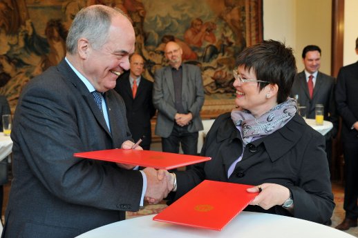 Vertragsunterzeichnung_002.jpg
