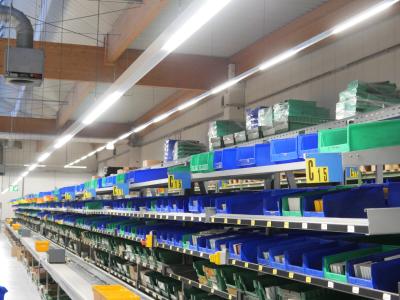 Mikroprismenscheiben an den Unterseiten der LED-Lichtbänder sorgen für blendfreies Arbeiten / Foto: Emslicht