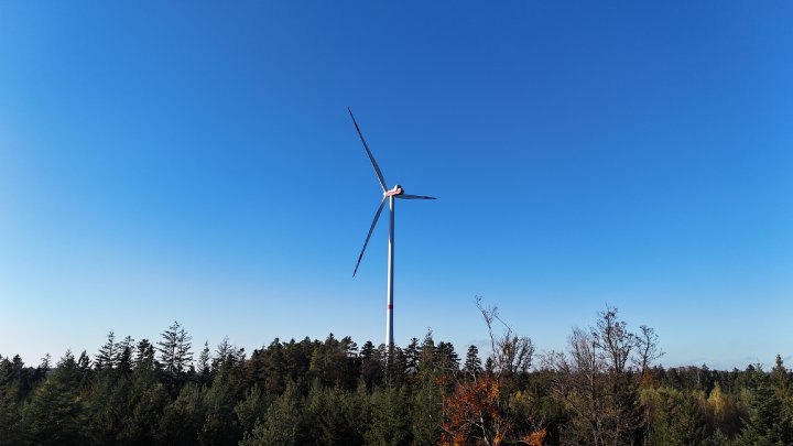 Stadtwerke Schwäbisch Hall setzen bedarfsgesteuerte Nachtkennzeichnung im Windpark Rote Steige ein