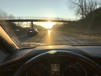 Tiefstehende Sonne im Straßenverkehr