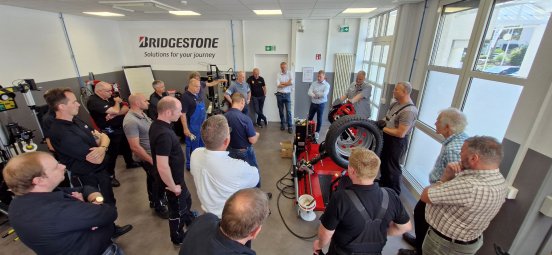 Bridgestone richtet in Kooperation mit wdk und BRV zukunftsweisenden Lkw-Montage Workshop aus-3_.jpg