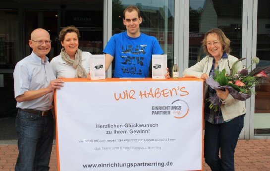 1 Der Gewinner steht fest v.l. Rainer und Andrea van Oepen, Marcel Benning.jpg