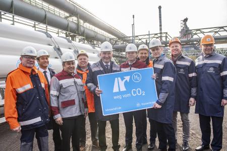 V.l.n.r.: Dr. Jens Reichel, Leiter Technische Dienstleistungen & Energie thyssenkrupp Steel Europe, Gilles Le Van, Vorsitzender der Geschäftsführung von Air Liquide Deutschland, Premal Desai, Sprecher des Vorstands thyssenkrupp Steel Europe, der stellvertretende thyssenkrupp Steel Europe Betriebsratsvorsitzende Horst Gawlik, NRW-Wirtschafts- und Digitalminister Prof. Dr. Andreas Pinkwart, thyssenkrupp AG Vorstand Dr. Klaus Keysberg, der thyssenkrupp Steel Europe Gesamtbetriebsratsvorsitzende Tekin Nasikkol, thyssenkrupp Steel Europe Produktionsvorstand Dr. Arnd Köfler, Henning Rehbaum, Sprecher für Wirtschaft, Energie und Landesplanung der CDU-Fraktion im Landtag NRW, und Stefan Schreiber, Hauptgeschäftsführer IHK zu Dortmund