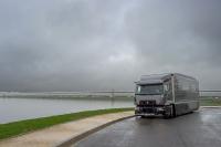 urban-lab-2-renault-trucks_01-05: Das Versuchsfahrzeug Urban Lab 2 von Renault Trucks reduziert den Kraftstoffverbrauch sowie die CO2-Emissionen von 12,8 Prozent im Stadt- und Regionalverkehr im Vergleich zu einem Serienfahrzeug.