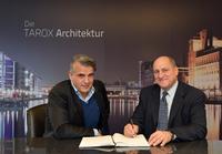 Zur Vertragsunterzeichnung begrüßte TAROXVertriebschef Christos Golias (l.) den Chief Revenue Officer von Comodo, Fred Corsentino, Foto: TAROX AG/Günther Goldstein