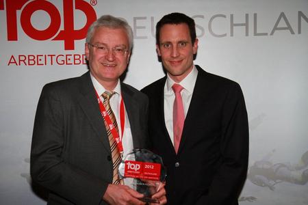 Kurt Eisenbeis, Vice President Human Resources, und Carsten Neumann, Personalleiter des Standorts Hanau (v.l.n.r.), freuen sich über den "Top Arbeitgeber Deutschland 2012"-Award für die Umicore AG & Co. KG
