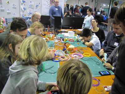 Der 3D-Stift kam auf der Make Munich bei den Kindern besonders gut an / © Hochschule Aalen/Pia Heusel